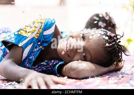 Outdoor Ritratto di giovani Donne africane con trecce dalla pelle scura acconciatura sorridente allegro sentirsi felice e spensierato nel villaggio in Bamak Foto Stock