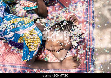 Splendida African Young School Girl che giace all'aperto con Light Smile Foto Stock