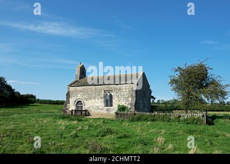 Chiesa di Santa Maria, Lead, ora da sola in un campo vicino a Saxton, North Yorkshire, Inghilterra Regno Unito Foto Stock