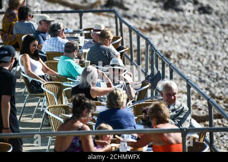 Swansea, Galles, 14 settembre 2020 persone godetinh sedersi fuori in un caffè a Langland Bay a Swansea come il Regno Unito crogiolarsi al sole glorioso settembre Foto Stock