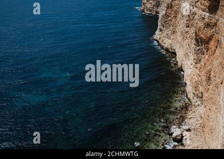 Splendida vista dalla scogliera sul mare blu. Incredibile costa con scogliere indipendenti nel mare. Capo Fiolent, Crimea. Foto Stock