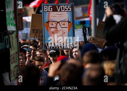 La gente protesta contro la prevista riforma del diritto d'autore dell'UE a Berlino (Germania) il 23 marzo 2019. REUTERS/Hannibal Hanschke
