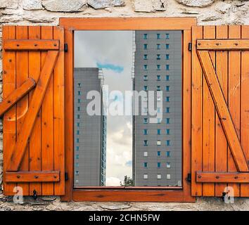 Costruire a Nairoby in Kenya in un giorno nuvoloso. Esso´s apoint di vista dalla finestra. Foto Stock
