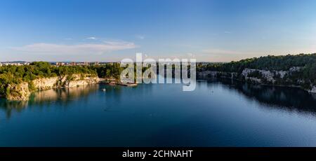 Una foto panoramica del lago Zakrzówek, a Cracovia. Foto Stock