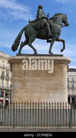 Statua di bronzo di Carlo III Re di Spagna a cavallo su un'alta base nella Puerta del Sol plaza nel centro di Madrid Spagna Estate Foto Stock