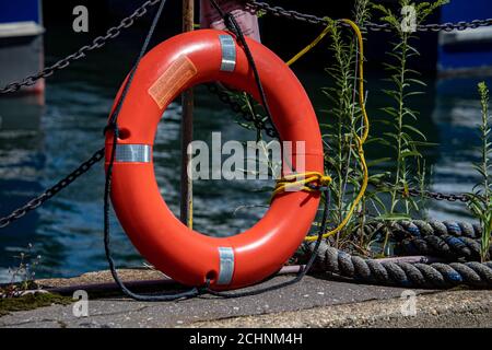 Una vista delle banchine presso il Brooklyn Navy Yard dall'East River a New York City. Foto Stock