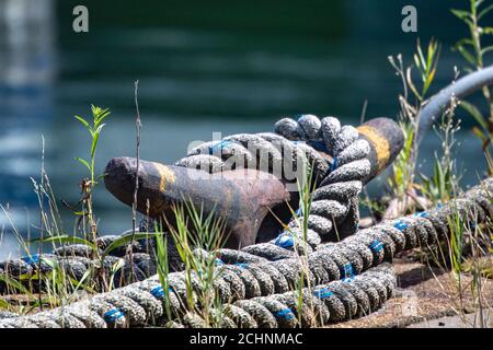 Una vista delle banchine presso il Brooklyn Navy Yard dall'East River a New York City. Foto Stock