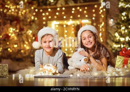 I bambini giocano in casa a Natale. Foto Stock