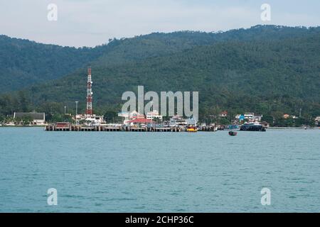 Isola di Koh Samui, Thailandia - 15 dicembre 2019: Terminal dei traghetti a Koh Samui. Foto Stock