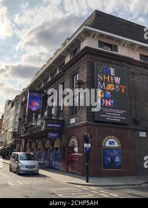 Il Prince Edward Theatre nel West End di Londra, chiuso dal 16 marzo 2020 a seguito della pandemia del COVID-19. Le finestre dell'ingresso e del foyer sono coperte da fotografie delle produzioni musicali Cameron Mackintosh. Foto Stock