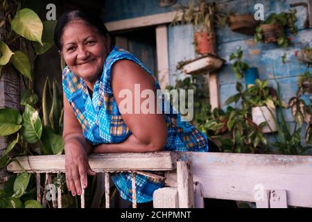 BARACOA, CUBA - CIRCA GENNAIO 2020: Ritratto di donna sulle strade di Baracoa Foto Stock