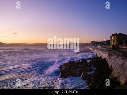 BARACOA, CUBA - CIRCA GENNAIO 2020: Vista del Malecon a Baracoa durante l'alba. Foto Stock