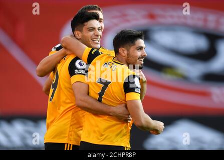 Il Raul Jimenez di Wolverhampton Wanderers (a sinistra) celebra il primo gol del suo fianco durante la partita della Premier League a Bramall Lane, Sheffield. Foto Stock