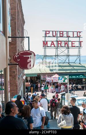 Vista antica lungo Pine Street a Belltown a Seattle, Washington, con simbolo della tazza di caffè. Ora un cartello di Rachel's Ginger Beer vicino a Post Alley. Foto Stock