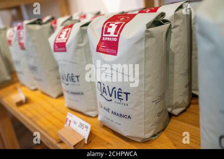 Ho Chi Minh City, Vietnam - 13 Set 2020: Scaffali in legno che mostrano tutti i tipi di caffè di caffè la Viet a Saigon, Vietnam Foto Stock