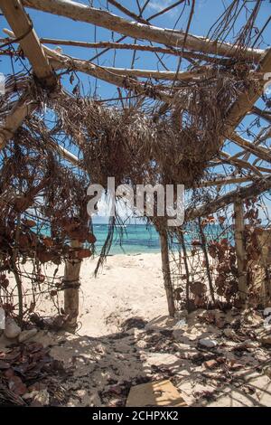 Riparo spiaggia artificiale con rami intrecciati insieme alla spiaggia di Isaac Bay con le acque del Mar dei Caraibi a St. Croix nelle Isole Vergini statunitensi Foto Stock