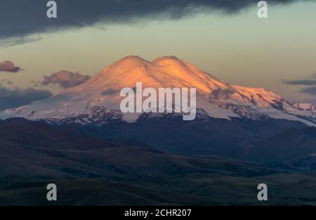 Elbro all'alba sulle montagne del Caucaso Foto Stock