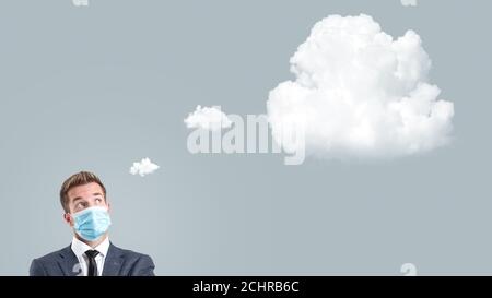 Uomo d'affari con maschera accanto ad una bolla di pensiero Foto Stock
