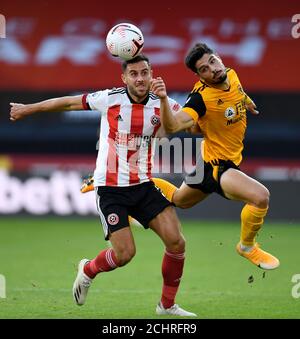George Baldock di Sheffield United (a sinistra) e Pedro Neto di Wolverhampton Wanderers combattono per la palla durante la partita della Premier League a Bramall Lane, Sheffield. Foto Stock