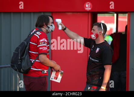 Un amministratore in PPE (a destra) prende la temperatura di un fan di Gloucester prima della partita della Gallagher Premiership al Kingsholm Stadium, Gloucester. Foto Stock