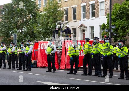 Estinzione la "Lightship Gret" di Rebellion viene confiscata dalla polizia dopo essere stata in viaggio da Brighton a Kennington, Londra, il 5 settembre 2020 Foto Stock