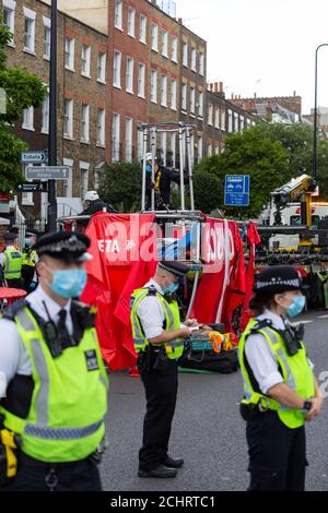 Estinzione la "Lightship Gret" di Rebellion viene confiscata dalla polizia dopo essere stata in viaggio da Brighton, Kennington, Londra, il 5 settembre 2020 Foto Stock