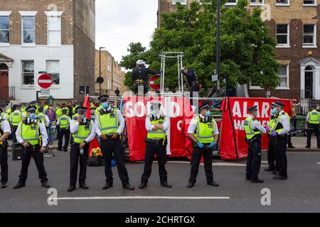 Estinzione la "Lightship Gret" di Rebellion viene confiscata dalla polizia dopo essere stata in viaggio da Brighton, Kennington, Londra, il 5 settembre 2020 Foto Stock