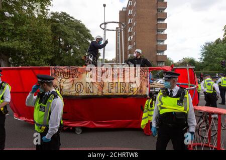 Estinzione la "Lightship Gret" di Rebellion viene confiscata dalla polizia dopo essere stata in viaggio da Brighton, Kennington, Londra, il 5 settembre 2020 Foto Stock