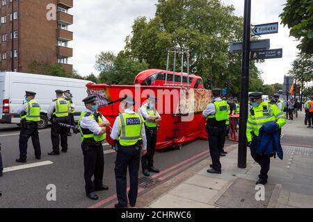 Estinzione la "Lightship Gret" di Rebellion viene confiscata dalla polizia dopo essere stata in viaggio da Brighton, Kennington, Londra, il 5 settembre 2020 Foto Stock