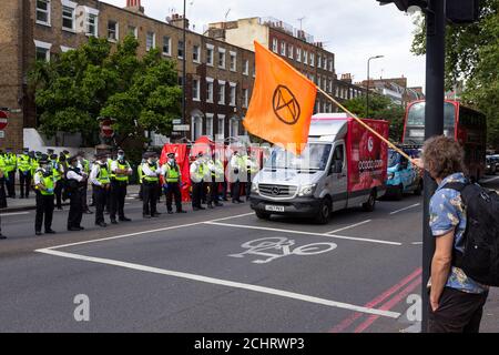 Estinzione la "Lightship Gret" di Rebellion viene confiscata dalla polizia dopo essere stata in viaggio da Brighton, Kennington, Londra, il 5 settembre 2020 Foto Stock