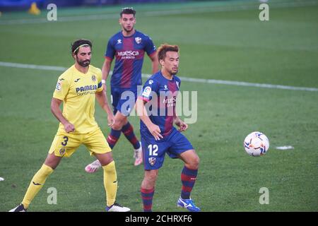 Raul Albiol di Villarreal CF e Shinji Okazaki di SD Huesca durante il campionato spagnolo la Liga calcio mach tra Villarreal e Huesca su se Foto Stock