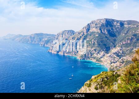 Vista panoramica della Costiera Amalfitana dal Sentiero degli dei ( Sentiero degli dei ) vicino a Positano, Provincia di Salerno, Campania, Italia. Foto Stock