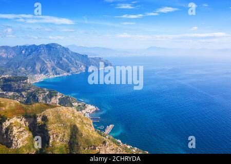 Vista panoramica della Costiera Amalfitana (vicino Ravello), Provincia di Salerno, Campania, Italia. Foto Stock