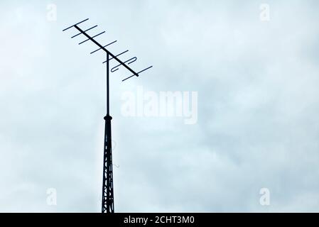 Vecchia antenna TV arrugginita su sfondo cielo, posto per il testo Foto Stock