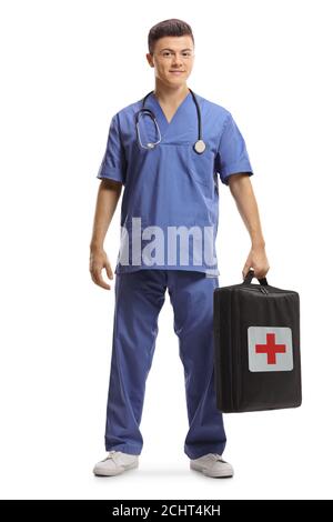 Ritratto a lunghezza intera di un infermiere di sesso maschile in blu uniforme con un kit di pronto soccorso isolato su sfondo bianco Foto Stock
