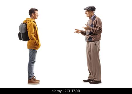 Foto di un anziano che parla con un profilo a lunghezza intera il suo nipote adolescente isolato su sfondo bianco Foto Stock