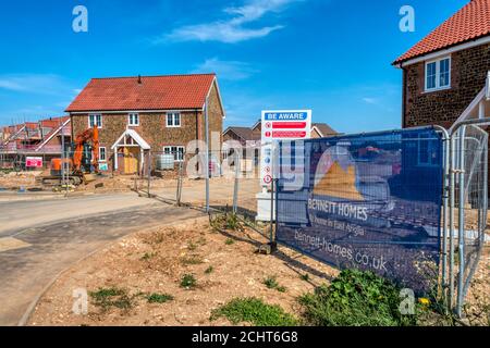 Nuova tenuta di case da Bennett Homes in costruzione su un sito di campo verde a St Edmund's Park, sul bordo di Hunstanton nel nord Norfolk. Foto Stock