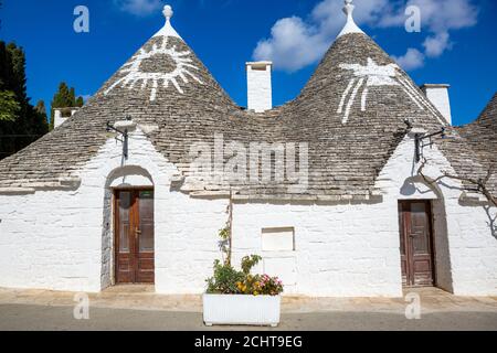 Case tipiche trulli ad Alberobello, Puglia, Italia. Foto Stock