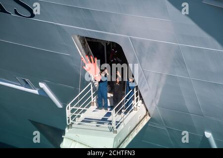 Barcellona, Spagna - 7 giugno 2016: Membri dell'equipaggio amichevole che sventolano dalla più recente nave dei Caraibi reali, l'armonia dei mari, nel porto di Barcellona. Foto Stock