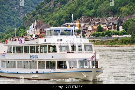 Fiume Reno, Germania - 16 luglio 2017: Il traghetto passeggeri Ehrenfels con passeggeri che navigano sul fiume Reno. Foto Stock