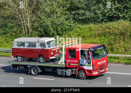 Hough Green Garage Ltd, 24hr recupero di guasto; trasportando 1975 70s anni di VW Volkswagen rosso Caravans e Motorhomes, campervans sulle strade britanniche, RV tempo libero veicolo soccorso stradale, vacanze di famiglia, vacanze caravanette, vacanze di roulotte Touring, conversioni di furgoni, Vanagon autohom, Bay Window Dormobile Regno Unito Foto Stock