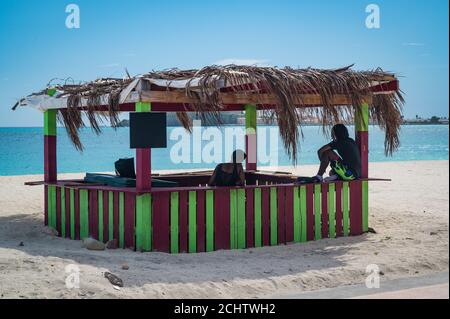 Spiagge deserte e acque turchesi a Philipsburg, la capitale della metà olandese dell'isola di San Martino Foto Stock