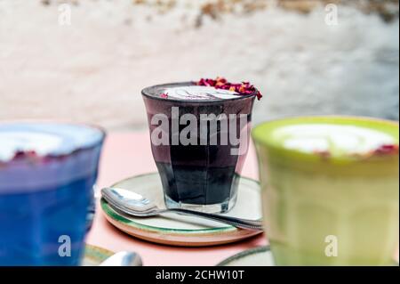 Diversi Super Lattes sani nel caffè Foto Stock