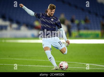 Il Timo Werner di Chelsea si riscalda prima della partita della Premier League all'AMEX Stadium di Brighton. Foto Stock