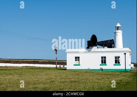 Faro bianco, Nash Point, vale of Glamorgan, Galles. Corno della nave in primo piano Foto Stock