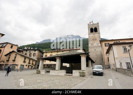 Bormio, Italia - 30 maggio 2020: vista sulla strada nella città di Bormio Foto Stock