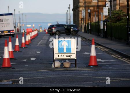 Ayr, Ayrshire, Scozia, Regno Unito 05 settembre 2015, cartelli stradali con indicazioni stradali, chiusura della strada prima dello Scottish Airshow Foto Stock