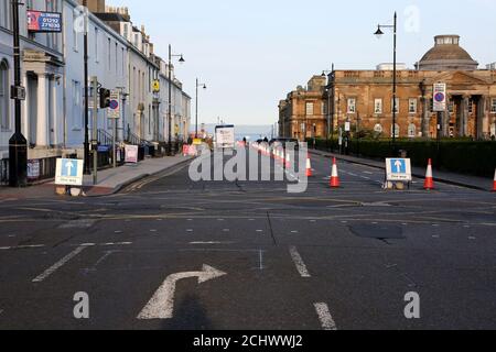 Ayr, Ayrshire, Scozia, Regno Unito 05 settembre 2015, cartelli stradali con indicazioni stradali, chiusura della strada prima dello Scottish Airshow Foto Stock