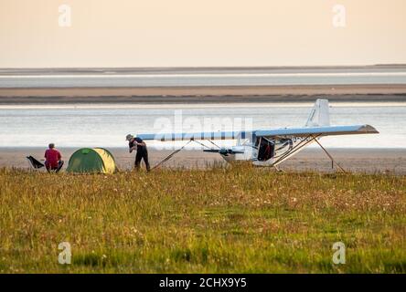 Arnside, Cumbria, Regno Unito. 14 Settembre 2020. Una scena più simile a quella australiana di Cumbria, i piloti al ultraleggero accampano sulla spiaggia di Arnside, Cumbria, dopo una giornata di volo nel bel tempo. Credit: John Eveson/Alamy Live News Foto Stock