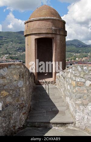 sentrybox agli angoli delle fortificazioni di un 18 ° secolo Castello italiano Foto Stock